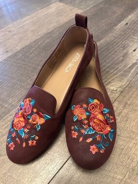 Pioneer Woman Floral Embroidered Burgundy Slip-On Flats